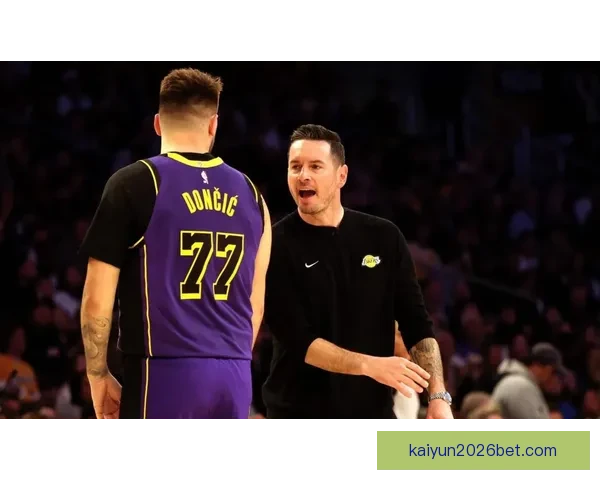 布朗尼连续背靠背胜利南湾湖人13战全胜雷迪克高度评价他努力拼搏